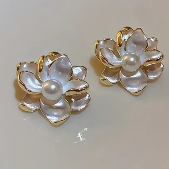 NWOT - Shimmering Magnolia Post Earrings - Picture 4 of 6